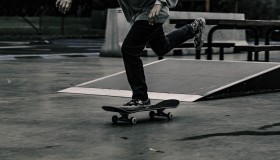bbin集团-王者归来！库里复出首战惊艳全场，压哨三分绝杀瑞士联队引爆主场